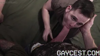 Daddy-bären ficken ohne kondom und besamen ihre twink-stiefsöhne im...