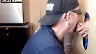 Mamada y paja en gloryhole con una gran polla