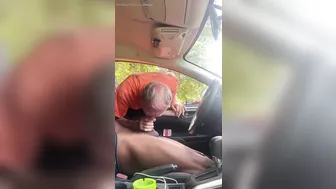 年轻男子车内打飞机被大屌大叔撞见