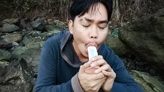 Twink asiático se masturba la polla enorme después de caminar