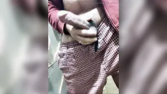 インドのトゥインク・アビが大きなチンポを見せて浴室でオナニーする
