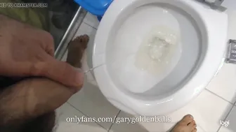 Twink latino peludo não circuncidado urina no chuveiro com dirty talk