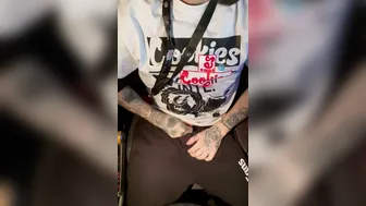 Alleinerziehender daddy wichst seinen großen harten schwanz auf öff...