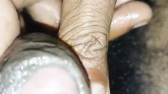 Cara indiano desi se masturba sozinho e goza na boca
