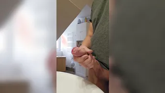 Papa allemand non circoncis pisse et se branle jusqu'à l'éjaculation