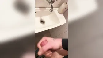 Jeune twink allemand se masturbe la grosse bite jusqu'à l'éjaculati...