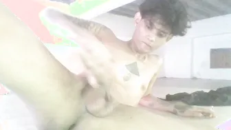 Minet philippine branle sa grosse bite et goûte son sperme