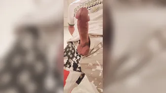 Twink bien montre sa grosse bite en solo gros plan