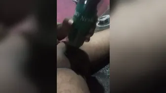 Joven semental indio bombea su gran polla con bomba de antebrazo en...