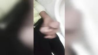 Jovem indiano se masturbando sozinho com seu pau grande no banheiro