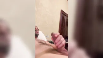 Papi latino solo se masturba su gran polla sin cortar