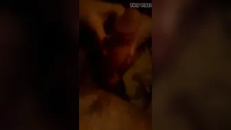 латино с большим членом мастурбирует ночью