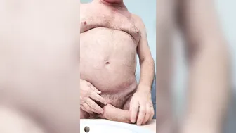 Papá chatea y se masturba la polla grande en webcam