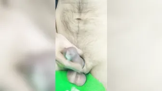 Twink en solitario se masturba la verga grande y se corre en la ofi...