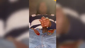 Amateur negro se masturba su gran polla hasta una corrida solitaria...