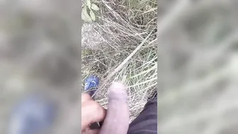 Solo-twink mit großem schwanz pisst draußen in sneakern