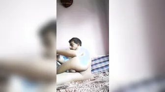 Geiler stud wichst seinen big cock bis er hart kommt
