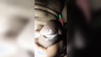 Carinha indiano bonitinho se lubrifica e bate punheta com seu pau g...