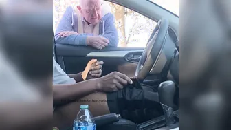 Abuelo ofrece ayuda a twink que busca sexo en coche
