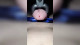 Cumshot a cámara lenta con vibrador sobre polla grande