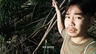 亚洲小鲜肉在海滩上打飞机,渔夫在一旁观看