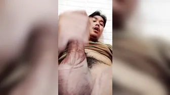 菲律宾男孩呻吟着骑大假阳具直到射精
