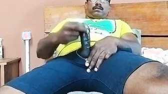 成熟猛男撸着他的大肉棒直到特写射精