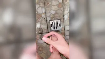 Französischer soldat wichst seinen großen schwanz in der umkleideka...