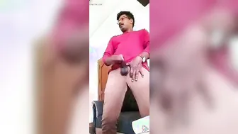 Hunk indio muestra su gran polla sin cortar en webcam