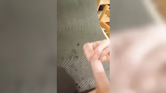 Twink bate punheta com o pau grande oleado e goza grosso