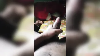 Oso con polla grande disfruta de una paja y juego anal
