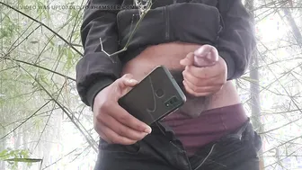 Twink jovem esfrega seu pau grande em público em sessão solo