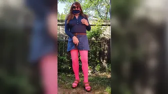متحول جنسياً ي masturbate زبه الكبير الصلب في الهواء الطلق بجوارب و...