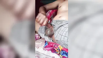 一人の男が大きな硬いチンポをシコシコして激しく射精する