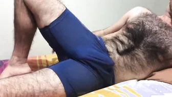Papá argelino peludo se masturba su gran polla al aire libre
