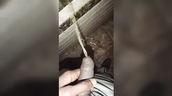 Gay indio solo masturba su gran polla en sesión casera hardcore