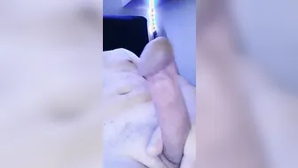 هاوي إيطالي يستيقظ ويمارس العادة السرية على زبه الكبير الصلب