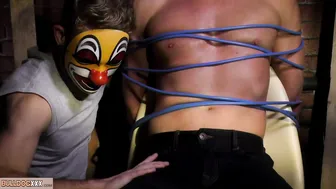 Clown masqué domine et baise un daddy attaché