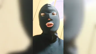 Jovem asiático em morphsuit bate sua grande pica em solo