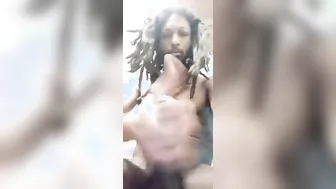 El twink negro locislandreaper se masturba su bbc en el baño y se c...