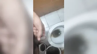 Kerl wichst seinen großen schwarzen schwanz auf dem sofa im slip