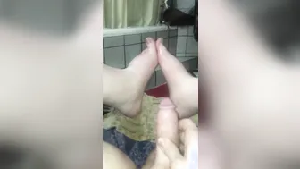 Mec solo pisse sur ses pieds avant une grosse éjaculation