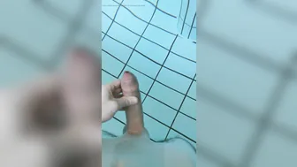 Deutscher amateur masturbiert seinen großen schwanz im öffentlichen...