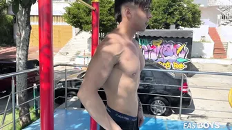 O twink colombiano musculoso jhon connor se masturba após treino ao...