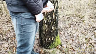 Oso sin circuncidar se masturba y se corre en el bosque para un fan