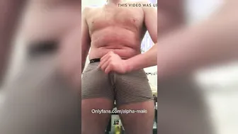 Tío hetero británico se desviste y se masturba la polla gruesa en c...