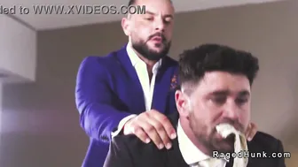 Agente inmobiliario musculoso en traje follado bareback por descono...