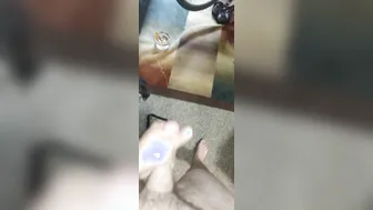 大屌小鲜肉撸着他的大白鸡巴并射了一发