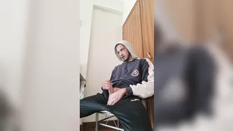 El semental brasileño aburrido se masturba su gran polla en solitario