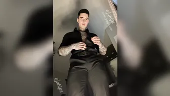 肌肉纹身猛男脱衣打手枪射出精液